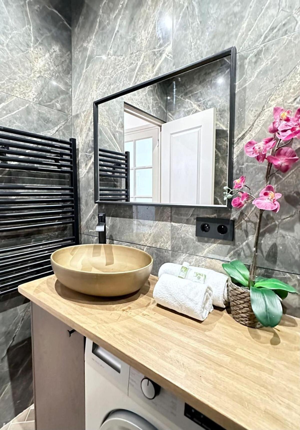 Apartment Parisian Gem With Eiffel Tower View *